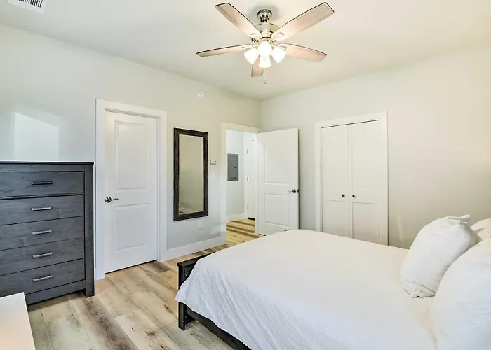 Walk To Tcu: Worth Retreat W/ Balcony!
